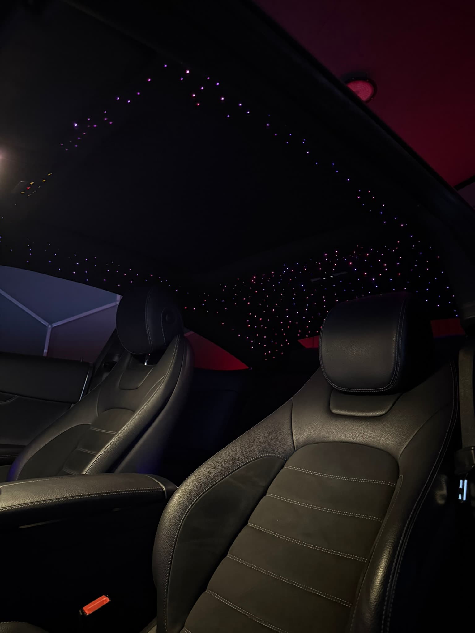 Sternenhimmel Installation – Fertiggestellter Dachhimmel mit LED-Glasfasern