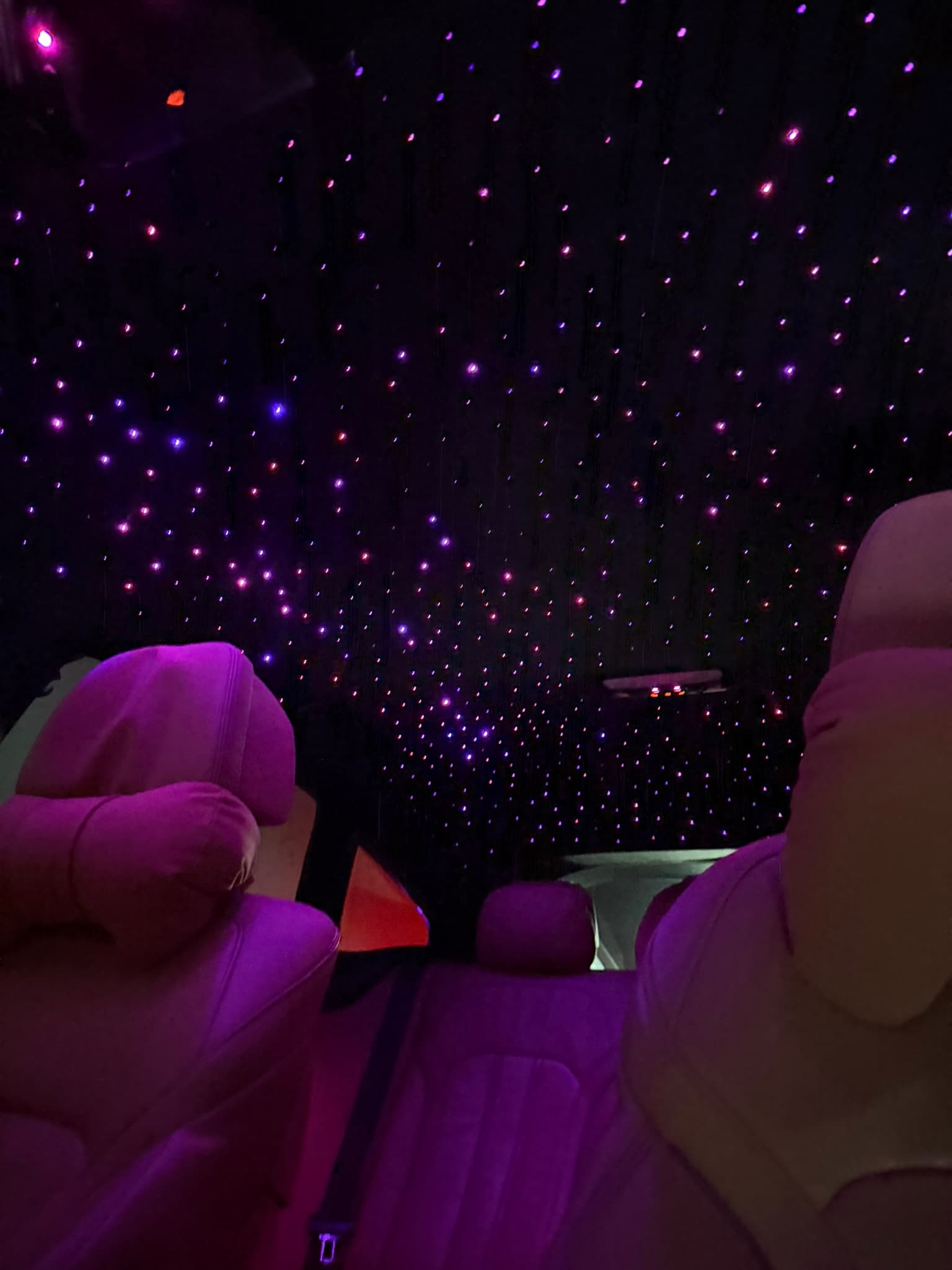 Luxuriöser Sternenhimmel – Farbwechsel-Effekt im Autodach